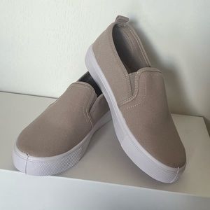 ASOS DESIGN Women's Dotty Slip on Plimsolls